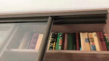 Видео-обзор остекленного книжного шкафа
